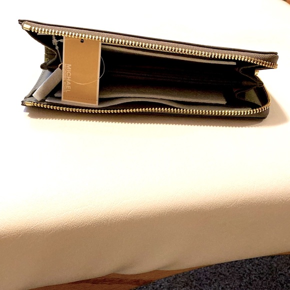 Michael Kors leather wallet , olive green, new with tags - Picture 3 of 7